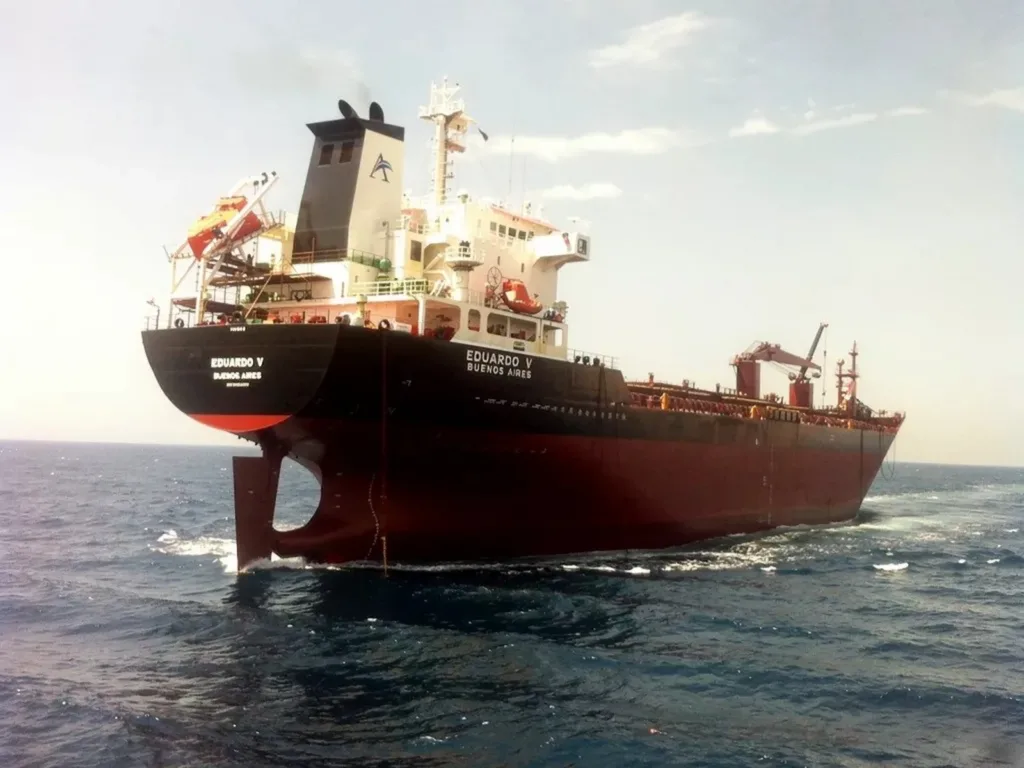 Buque Eduardo V en transferencia ship-to-ship