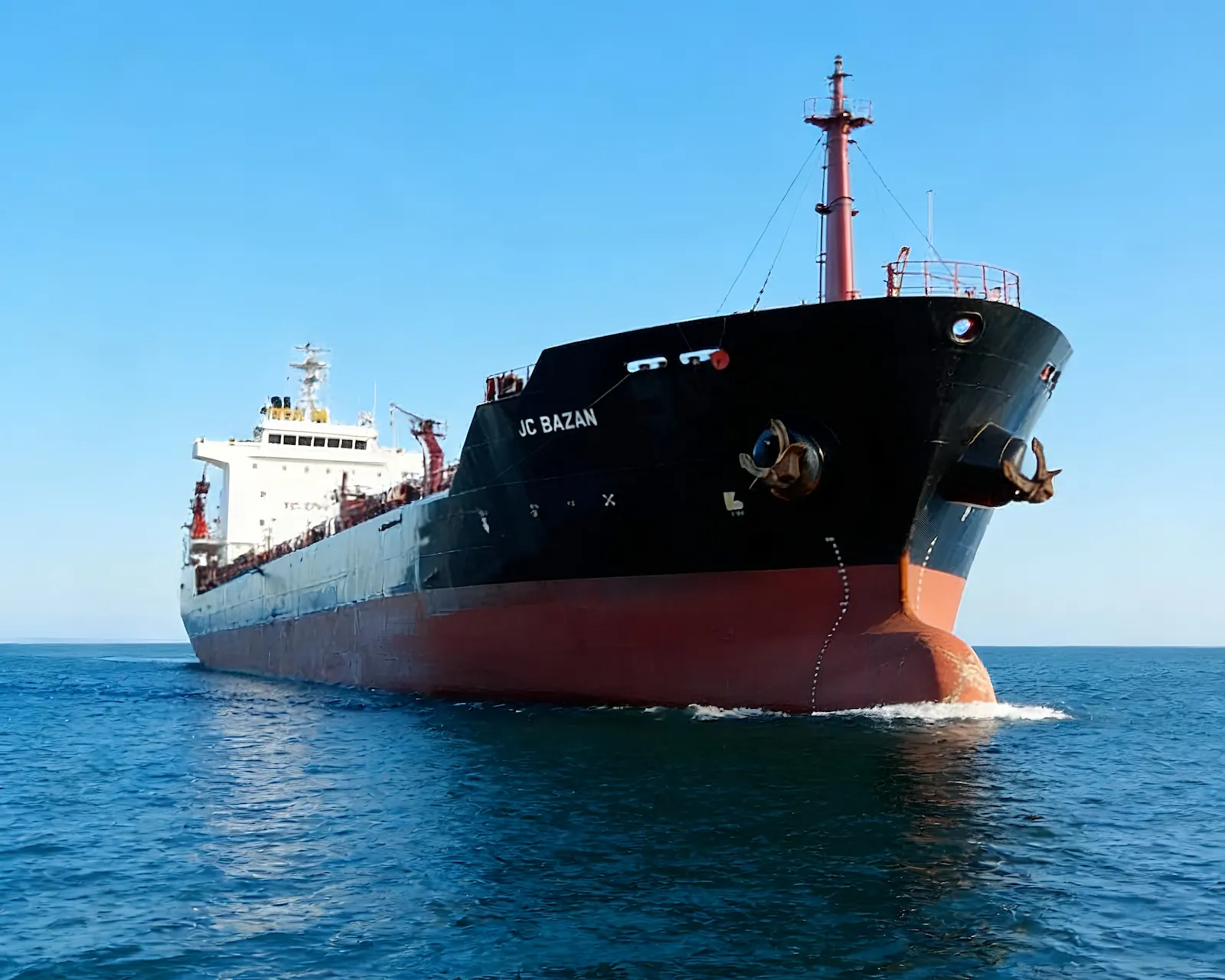 Buque de abastecimiento JC Bazán en operación de bunkering