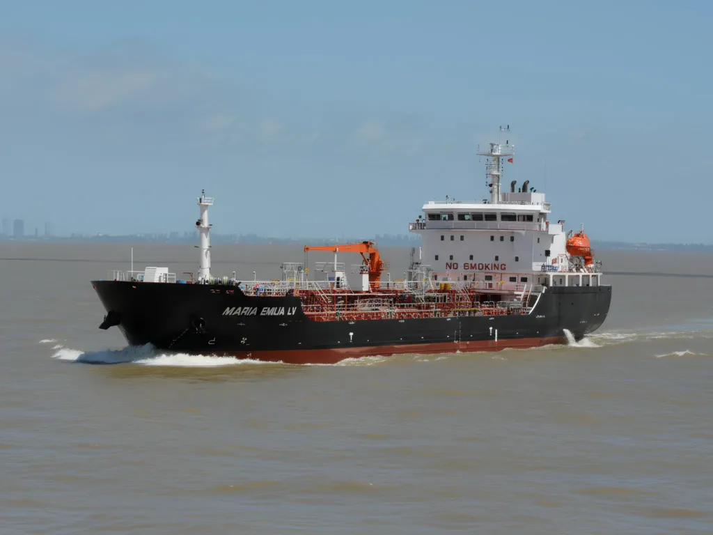 Buque María Emilia LV en primera operación de bunkering